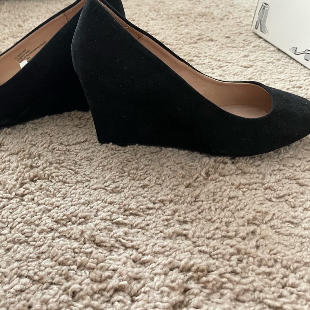 Black suede platform pumps